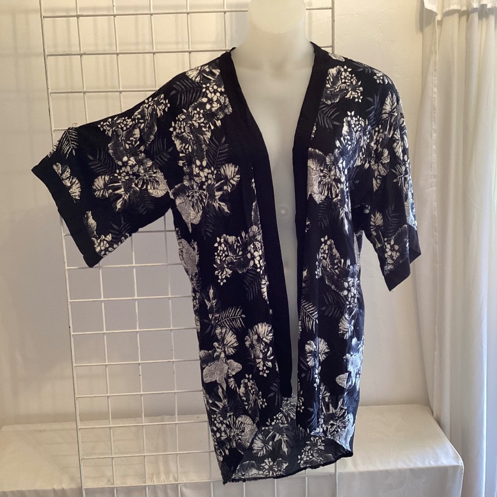 Floral Print Kimono Black & White Shirttail Hem NWT